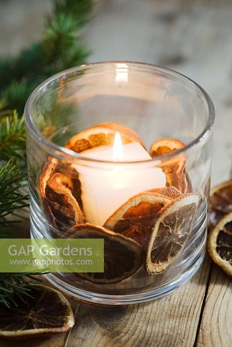 Christmas table decoration of a candle with dried orange slices in glass jar Christmas Table Deco, Deco Orange, Christmas Table Decoration, Natural Christmas Decor, Garden Decor Diy, Orange Christmas, Homemade Christmas Decorations, Dried Orange Slices, Orange Decor