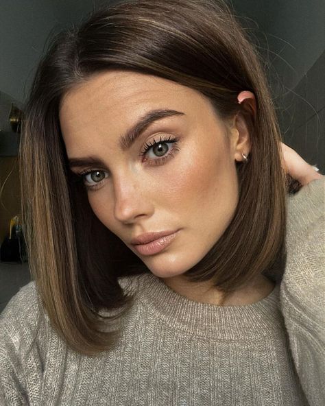 Short Hair Winter Outfits, Beige Bob, Bob Bangs, Winter Hair Trends, Rambut Brunette, Hair Affair, Penteado Cabelo Curto, Winter Hairstyles, Hair Envy