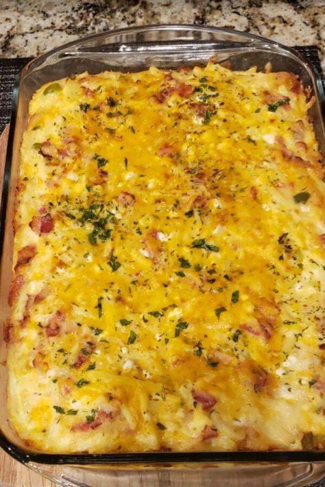 Cheesy Amish Breakfast Casserole | "When I need to feed a crowd this is the recipe I use. It is delicious. There are never any leftovers - even if I make two pans." #breakfastrecipes #brunchrecipes #breakfastideas #brunchideas #breakfastcasserole #breakfastcasserolerecipe #makeaheadbreakfastcasserole Breakfast Casseroles To Feed A Crowd, Paula Dean Breakfast Casserole Recipes, Amish Breakfast Casserole Taste Of Home, Amish Egg Bake Breakfast Casserole, Cheesy Amish Breakfast Casserole, Breakfast For 50 People, Breakfast Casserole In Electric Roaster, Amish Breakfast Casserole Cottage Cheese, Company Breakfast Ideas