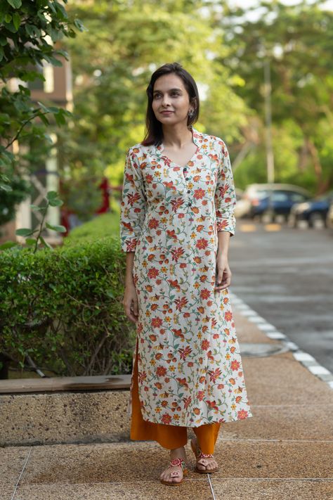 Stylish Kurtis Design, Tie Dye Tops, Simple Kurti Designs, Neck Designs For Suits, Kurti Embroidery Design, Kurta Neck Design, Salwar Kamiz, Modest Dresses Casual, Dress Neck Designs