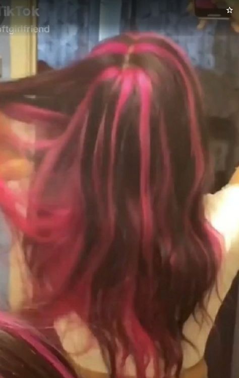 Draculaura Dyed Hair, Draculaura Hair Aesthetic, Elm0zwrld Emma, Draculara Hair Dye, Draculaura Inspired Nails, Draculaura Hair Dye, Monster High Hair Dye, Dyed Hair Streaks, Grunge Dyed Hair