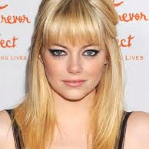 I'm a fan of the fringe above the eyebrows Emma Stone Bangs, Emma Stone Blonde, Celebrity Bangs, Emma Stone Hair, Blonde Hair And Blue Eyes, Hair Evolution, Blonde Bangs, Blonde Hair With Bangs, Alicia Vikander