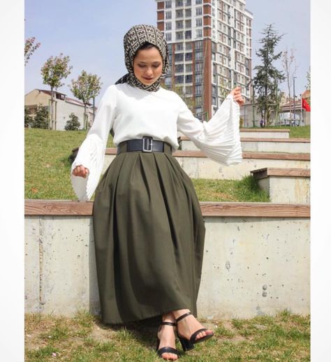 Pinterest: just4girls Green Skirt Outfit Hijab, Olive Green Skirt Outfit, Skirt Outfit Hijab, Green Skirt Outfit, Skirt Outfits Hijab, Green Skirt Outfits, Olive Green Skirt, Long Skirt Fashion, Street Hijab Fashion