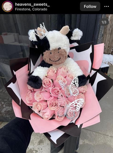 #cow #cowprint #bouquetofflowers #bouquet #flores #ramos #flowers #roses Birthday Ribbon Bouquet, Bouquet Business, Bouquet Flores, Forever Flower Bouquets, Ribbon Rose Bouquets, Roses Bouquet Gift, Ribbon Flowers Bouquet, Birthday Flowers Bouquet, Valentine Bouquet