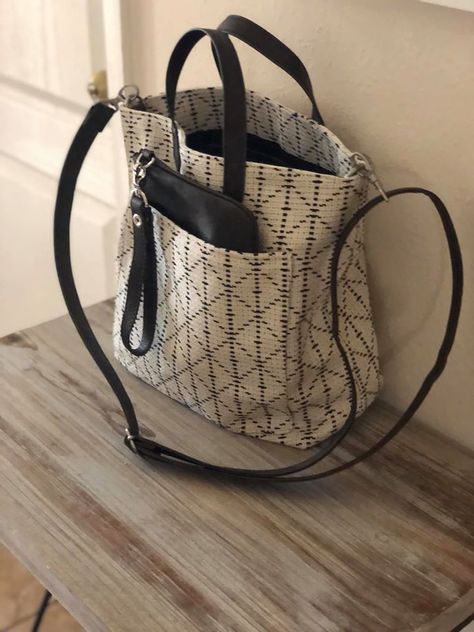 Check out my new favourite purse! The Window Shopper! Perfect for a girls day out! Loving Photo, Thirty One Purses, Thirty One Organization, Thirty One Totes, Window Shopper, Chic Purses, 31 Bags, Casual Purse, Favorite Purse