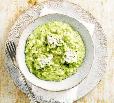 Vegetarian risotto Risotto Recipes Cheese, Risotto Recipes Vegetarian, Healthy Risotto, Pesto Risotto, Italian Rice Dishes, Cheese Risotto, Vegetarian Risotto, Quick Pasta Dishes, Food Savoury