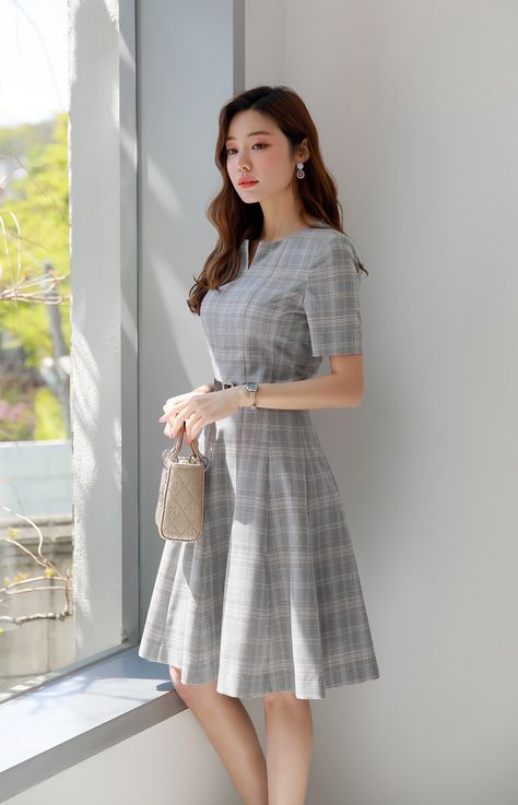 Office Outfits Women Skirt, Chic Dress Classy, 60s And 70s Fashion, Frock For Women, Office Outfits Women, Trendy Dress Outfits, Korean Fashion Dress, Classy Dress Outfits, Flared Dress