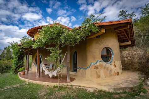 Santa Cruz Bolivia, Round House Plans, Cob Building, Wattle And Daub, Eco Buildings, Earthship Home, Earthy Home, Mud House, Hippie Homes