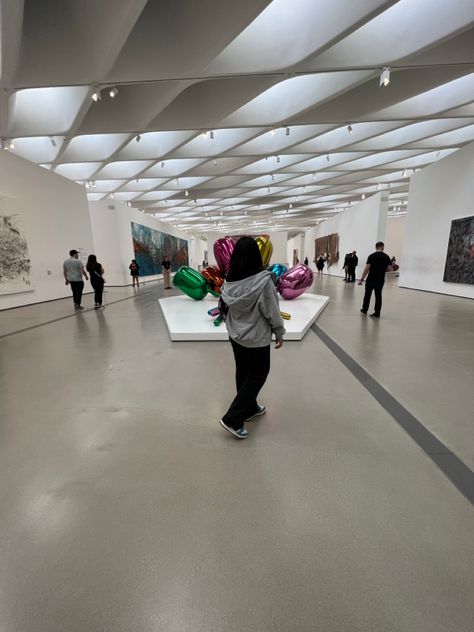 The broad museum has amazing art by amazing people Broad Museum, Museum Inspo Pics, The Broad Museum Pictures, Instagram Museum Photos, Pictures In Museums Aesthetic, The Broad Museum, Photography Poses, California, Sculpture