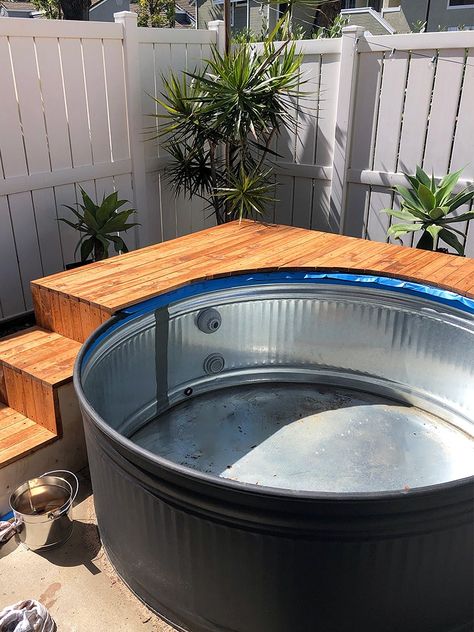 Diy Mini Pool, Tin Pool, Diy Pool Ideas, Stock Tank Pool Deck, Stock Tank Pool Ideas, Stock Pool, Stock Tank Swimming Pool, Tank Swimming Pool, Stock Pools