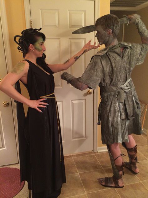 My medusa costume and my bf as my stone victim :) Couples Costumes Ideas, Diy Medusa Costume, Diy Medusa, Medusa Images, Costume Medusa, Halloween Couples Costumes, Medusa Halloween Costume, Spencer Pratt, Medusa Costume