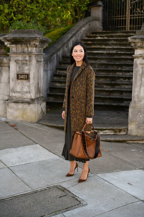 Brown Shoes Outfit, Lady Lawyer, Autumn Deep, Church Outfit Ideas, 9to5chic Outfits, Dark Brown Shoes, Business Professional Outfits, Elegant Coats, Handbag Outfit