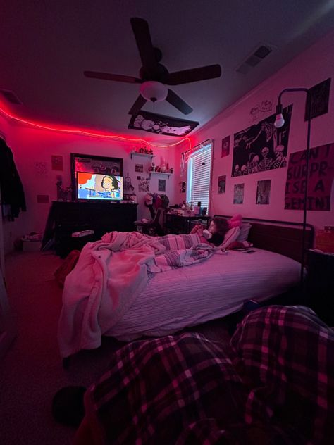 Bedroom Producer Studio, Man Room Ideas, Chill Bedroom, Guy Bedroom, Room Ideas For Boys, Small Room Setup, Hypebeast Room, Luxury Room Bedroom, Chill Room