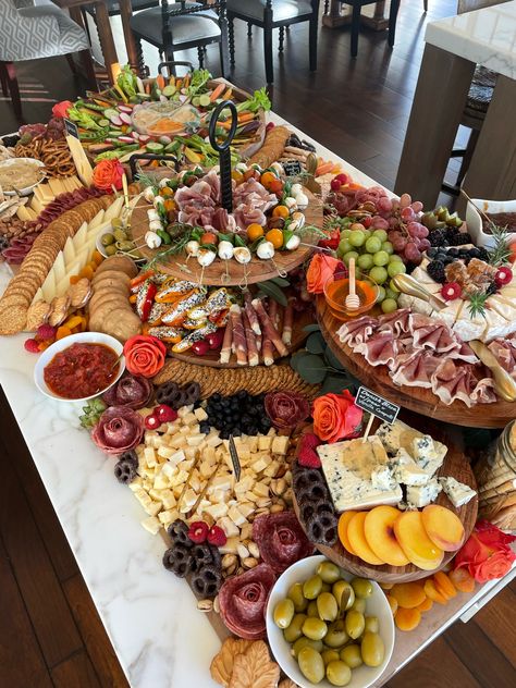 21st Catering Ideas, Food Buffet Decorating Ideas Catering, Table Food Platters, Charturie Board Table, Charcuterie Board Wedding Appetizers, Crazing Table Food, Snack Jars Display Counter, Wedding Graze Board, Charcuterie Board Ideas Table