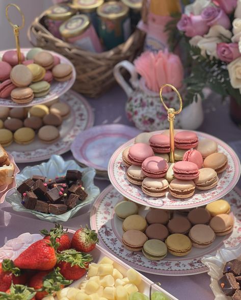 Dearest reader, in the secret garden, tea fuels delightful whispers 🪞🎀🫖🌸 #bridgerton #teaparty #teapartytheme #bridgertonteaparty #bridgertonnetflix #teapartyideas #regencyera #royalcore #princesscore #ladywhistledown #springaesthetic Royalcore Tea Party, Bridgerton Tea Party Food, Garden Tea Party Wedding, Bridgestone Theme Party, Bridgerton Food, Bridgerton Brunch, Sweet 16 Tea Party, Bridgerton Tea Party, Bridgerton Party