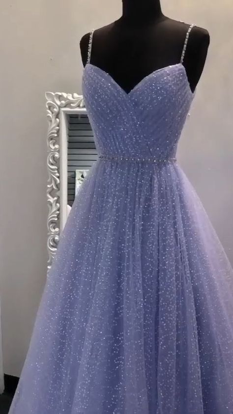 ماثيو ماكونهي, Deb Dresses, Classy Prom Dresses, Stunning Prom Dresses, Spaghetti Strap Prom Dress, Purple Prom Dress, Gowns Prom, Prom Dress Inspiration, Cute Prom Dresses