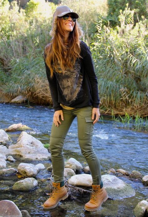 Outfits con los que puedes combinar tus botas Timberland                                                                                                                                                                                 More Outfits To Wear With Timberlands, How To Wear Hiking Boots, Moda Safari, Timberland Boots Girls, Timberland Outfit, Wander Outfit, Lollapalooza Outfit, Outdoor Outfits, Timberland Boots Outfit