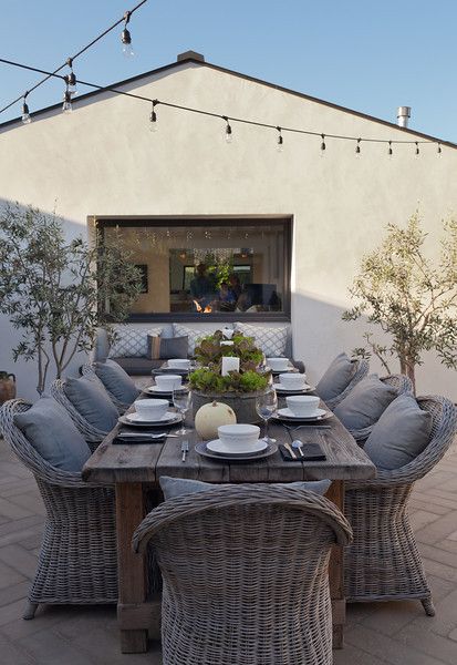 can this please be our backyard? Garden Studio: A Modern Farmhouse Backyard Dining Table, Design Per Patio, Farmhouse Backyard, Backyard Dining, Balkon Decor, Italian Farmhouse, Farmhouse Patio, Farmhouse Garden, Patio Makeover