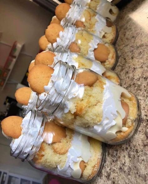 Banana Pudding Cake, Sleepover Food, Junk Food Snacks, Food Box, Sweet Shop, Pudding Cake, Food Drinks Dessert, Interesting Food, Snacks Recipes