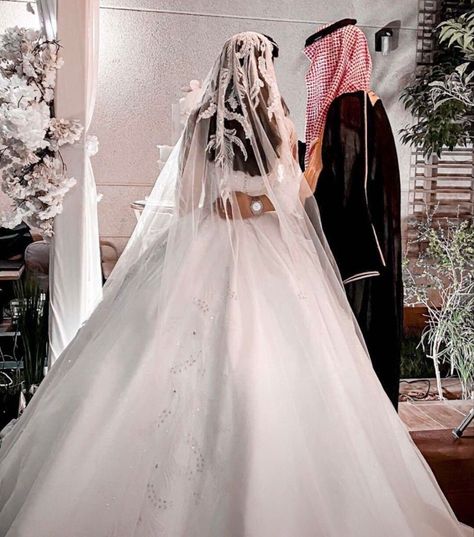 Wedding Dresses Halal, Uae Wedding, Saudi Wedding, Cheap Backyard Wedding, Dream Marriage, Bridal Hair Buns, Arab Wedding, Wedding Decor Style, Cute Muslim Couples