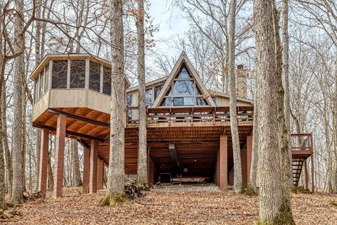 Tree House Cabin, Treehouse Vacations, Gazebo On Deck, A Frames, Treehouse Cabins, Romantic Cabin, Cool Tree Houses, Go Glamping, Fall Getaways