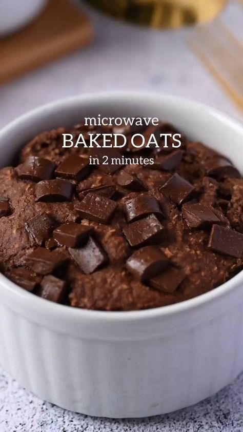 Healthy Eating’s Instagram video: “EASY MICROWAVE CHOCOLATE BAKED OATS by @oatsbaker Ready in just 2 minutes! SAVE TO TRY❤️ dEats🌱 - 1/3 banana (or 2 tbsp applesauce) - 50…” Weight Watcher Mug Cake, Chocolate Baked Oats, Microwave Oatmeal, Microwave Baking, Banana Brownies, Protein Baking, Mug Cake Microwave, Chocolate Oats, Oat Cakes