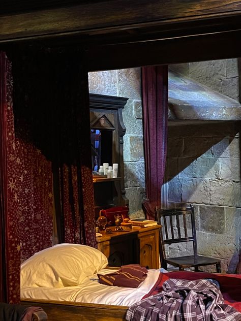 Gryffindor Dorm Room Aesthetic, Gryffindor Dorm Room, Harry Potter Dorm Room, Harry Potter Dorm, Gryffindor Room, Gryffindor Dorm, Hogwarts Dorm, Hogwarts Visuals, Hogwarts Shifting