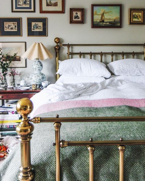 Jo Rodgers (@jo_rodgers) • Instagram photos and videos Jo Rodgers, Linen Bedding Styling, English Country Bedroom, Country Bedroom Ideas, Future Interior Design, Academia Bedroom, Cosy Cottage, Brass Bed, Wool Blankets