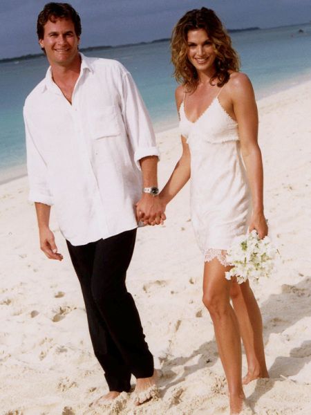 It doesn't get lower fuss than the slip dress Cindy Crawford wore to when she married Rande Gerber on the beach in 1998. And the best part? Cindy has said she has no regrets about the dress. To her, simple was the way to go. "I wanted my husband to see me and I wanted him to be excited about the bride he was seeing,” she told People Magazine. Beautiful. Exactly what weddings are all about! Rande Gerber, Casual Beach Wedding Dress, Casual Beach Wedding, Celebrity Bride, Iconic Weddings, Celebrity Wedding Dresses, Most Beautiful Wedding Dresses, Solange Knowles, Beach Bride