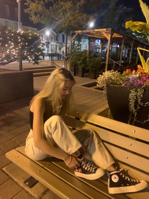 Outside Flowers, Bench Outside, Downtown Pictures, Instagram Story Aesthetic, Photo Mannequin, Outfit Converse, Night Gallery, Story Aesthetic, Solo Photo