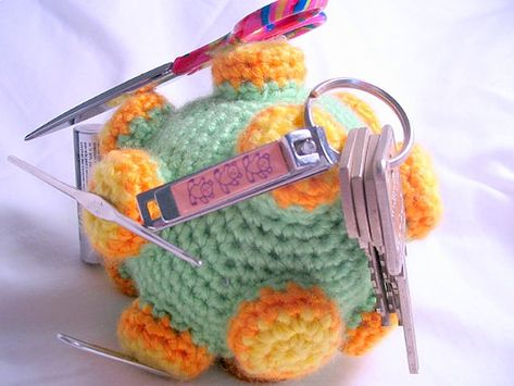 Amy's Babies took her Katamari amigurumi to the next level by putting magnets inside!  Crochet it in color changing yarn like Tweed Stripes for motion effects. Crochet Ball, Geek Crafts, Small Stuff, Magnetic Holder, Crochet Stuff, Yarn Projects, Crochet Videos, Crochet Accessories, Learn To Crochet