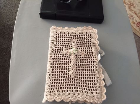 Crocheted Bible Covers, Christian Crochet Projects, Bible Cover Crochet, Crochet Bible Cover, Bible Cover Pattern, Christian Crochet, Crochet Book Cover, Diy Tricot, Catholic Crafts