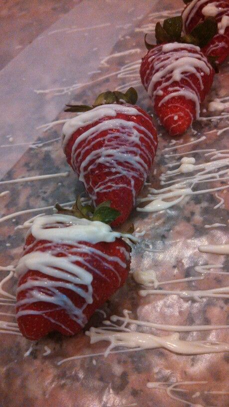 White chocolate drizzle on strawberries White Chocolate Drizzle, White Liquid, Chocolate Drizzle, White Chocolate, Good Eats, Strawberries, White, Quick Saves