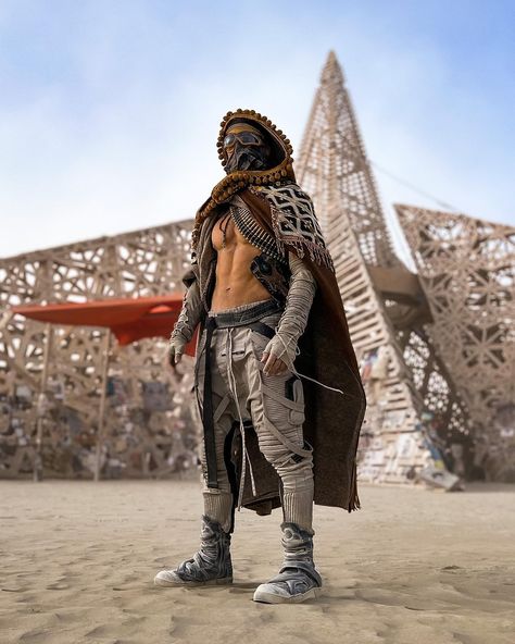 This look is a masterclass in desert warrior aesthetics, from the meticulously layered neutrals to the striking mask and leather details, perfectly capturing the spirit of adventure and resilience 🤩🌪️ @jessewelle 🔥🔥 Desert Core Fashion, Desert Outfit Aesthetic, Future Costume Ideas, Burning Man Outfits Male, Fantasy Desert Clothing, Desert Outfit Fantasy, Rodeo Costume, Desert Clothing, Nye 2024