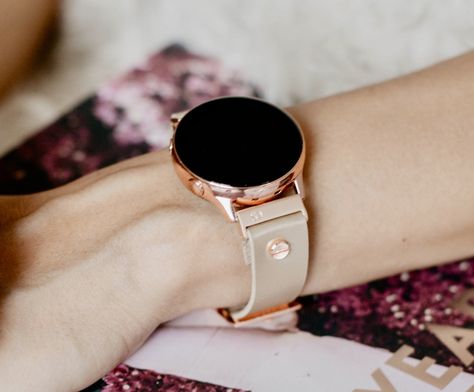 Gold Galaxy, Samsung Smart Watch, Leather Rose, Trendy Watches, Fancy Watches, Watches Collection, Smartwatch Women, Samsung Galaxy Watch, Watch Bracelet