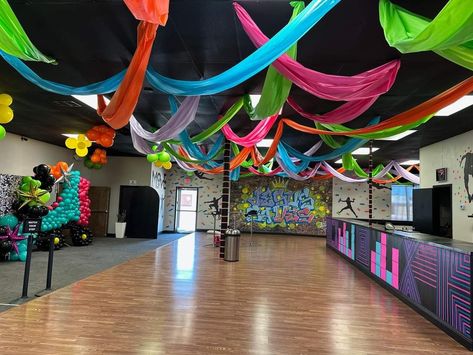 Slinky Decorations, Vbs Start The Party Decorations, Start The Party Vbs 2024 Decorations, School Dance Ideas, Decades Party, 80s Party Decorations, Mimi Birthday, Camp Decor, Beer Olympic