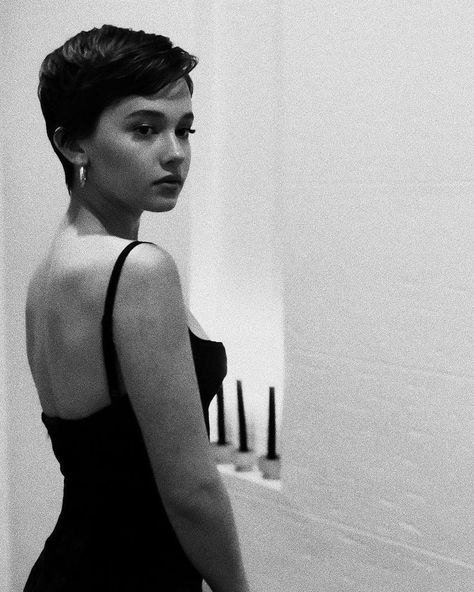 Pixie Inspired Outfits, Classy Pixie Haircut, Bangs 90s, Vintage Pixie Cut, Feminine Short Hair, Pixie Cut Hairstyles, Chic Short Hair, Haircuts For Medium Length Hair, Layered Haircuts For Medium Hair