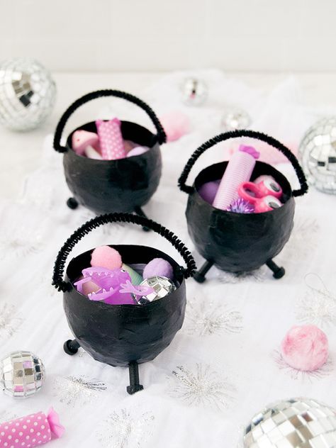 Mini cauldron party favors for a Halloween party Diy Halloween Party Favors, Halloween Cauldron, Double Double Toil And Trouble, Halloween Infantil, Hallowen Ideas, Handmade Charlotte, Adornos Halloween, Glitter Pumpkins, Halloween Moon