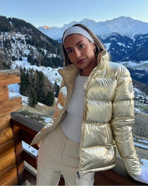 Ski Vacation Outfits, Aesthetic Winter Wonderland, Outfit Ski, Winter Outfit Casual, Cute Winter Outfit, Ski Trousers, Ski Clothes, Mountain Vacation, Mountain Outfit