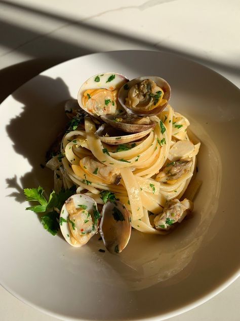 Linguine With Clams, Clam Pasta, Pasta Restaurants, Seafood Pasta Recipes, Pub Food, Seafood Pasta, Perfect Pasta, Stuffed Pasta Shells, Linguine