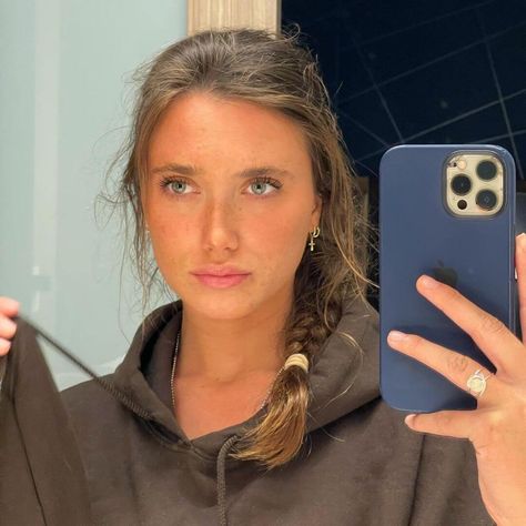 Hannah Meloche (born February 26, 2001) is a Michigan-based YouTuber, fashion model, and social media personality. She is most known for her self-titled YouTube channel, where she uploads Travel, Lifestyle, Fashion, and Vlog videos. Hannah launched her YouTube channel on 26 December 2013. Hannah Meloche was born in Santa Monica, California but her family moved to Michigan when she was eight years old. She attended Forest Hills Central High School for her education. She is 21 years old and of ... Hannah Meloche, 26 December, Bratz Girls, Emma Chamberlain, Social Media Stars, Vibe Clothes, Instagram Handle, Dye My Hair, Women Names