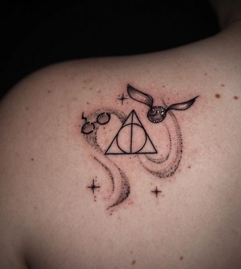 Tiny Harry Potter Tattoos For Women, Harry Potter Tattoos Unique, Harry Potter Tattoo Unique, Tiny Harry Potter Tattoos, Wanderlust Tattoos, Hogwarts Tattoo, Small Tattoos Ideas, Harry Potter Design, Harry Tattoos