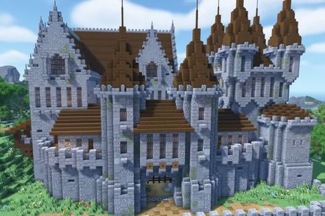 Castle Easy Minecraft, Castle Keep Minecraft, Minecraft Castle Outline, Minecraft Royal Castle, Minecraft Castle Roof Design, Minecraft Victorian Castle, Minecraft Hill Castle, Minecraft Castle Turret, Minecraft Castle Layout Floor Plans