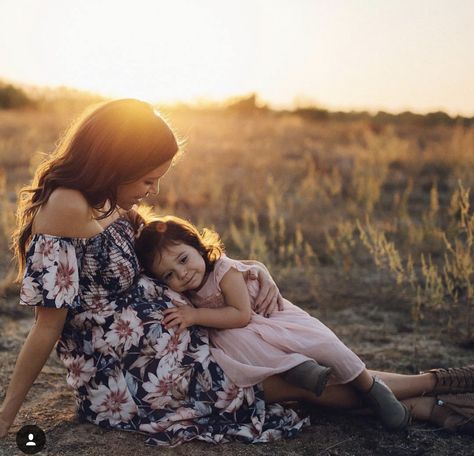 Family Maternity Pictures, Maternity Photography Family, Fall Maternity Photos, Maternity Photography Poses Outdoors, Outdoor Maternity Photos, Maternity Photography Poses Couple, Maternity Photo Outfits, Maternity Photography Poses Pregnancy Pics, Maternity Photography Outdoors