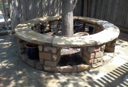 Stone bench around a tree. Bench Around Tree, Bench Around Trees, Tree Seat, Tree Deck, Landscaping Around Trees, Wall Bench, Tree Bench, Stone Bench, Yard Project