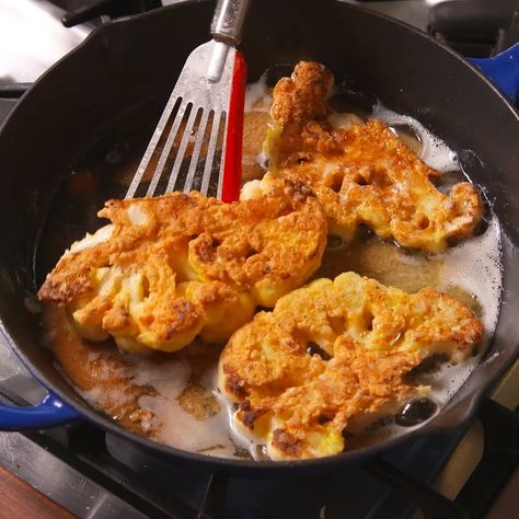 Chicken Fried Cauliflower, Fedtforbrændende Mad, Cauliflower Chicken, Veggie Cakes, Savoury Slice, Easy Vegetable Recipes, Sommer Mad, Tv Recipes, Resep Diet