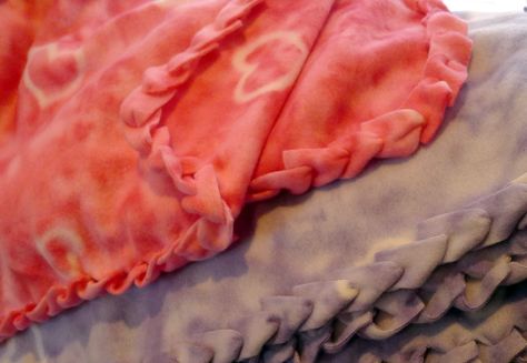 Pieces by Polly: Single Layer No-Sew "Braided" Fleece Blankets Tutorial Braided Fleece Blanket Tutorial, Fleece Blanket Edging, Braided Fleece, Fleece Projects, No Sew Fleece Blanket, No Sew Blankets, Fleece Tie Blankets, Tie Blankets, Sewing Fleece