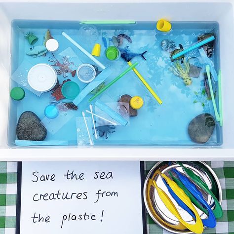 Use blue food colouring, some plastic recycling and some sea creatures for this great preschool activity #eyfsideas #earlyyearsideas Recycling Preschool, Sea Animals Preschool, Recycle Preschool, Recycling Activities For Kids, Pollution Activities, Plastik Recycling, Earth Activities, Ocean Theme Preschool, Recycling Activities