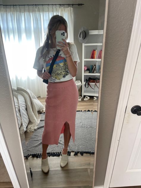 Long skirt with t-shirt outfit idea, long skirt, dressed up t-shirt outfit Skirt With T Shirt, Church Ootd, Long Shirt Outfits, T Shirt Outfit, Country Concerts, Country Concert, Tshirt Outfits, Disney Outfits, Long Shirt