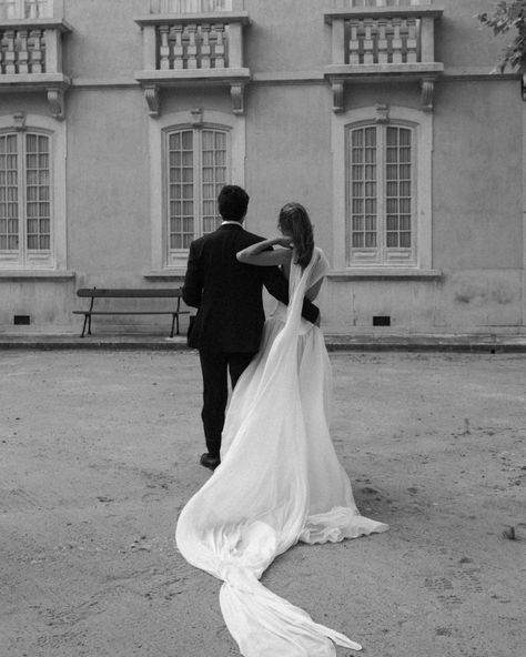 "Elegimos cosas que amábamos, evitando las tendencias para que el resultado fuera atemporal y reflejara nuestro estilo", cuenta la estilista @jacqui_scalamera sobre su boda en Portugal con Rodrigo. La novia escogió un diseño de @castellargranados para la ceremonia. {Puedes ver todas las fotos de la boda en el link de la bio} ▪️Fotos: @nousnousphoto ▪️Texto: @estrella.albendea Bride Photoshoot, April 13, Weeding, Wedding Photos, Portugal, Wedding Photography, Vogue, Instagram Photos, Photo And Video